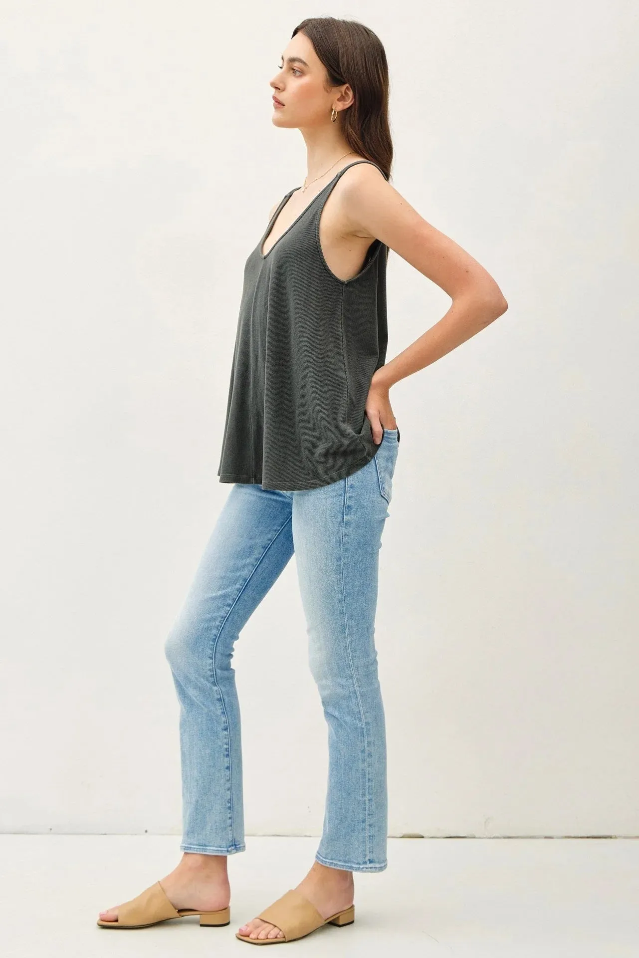 FLOWY V-NECK TANK